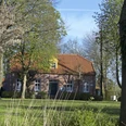 Jugend- und Kulturhaus Visquard Blick auf das Jugend- und Kulturhaus, Bäume, Wiese, blauer Himmel