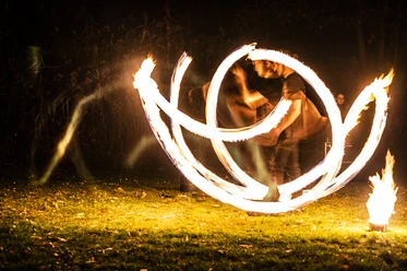 _MAE4314.jpg Feuershow beim Lichterfest: Künstler schwingen brennende Fackeln im nächtlichen Wildpark.