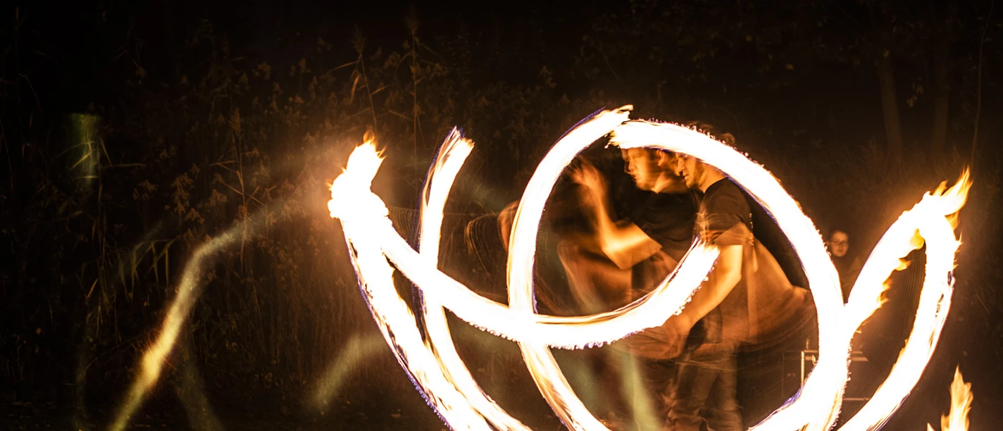 _MAE4314.jpg Feuershow beim Lichterfest: Künstler schwingen brennende Fackeln im nächtlichen Wildpark.