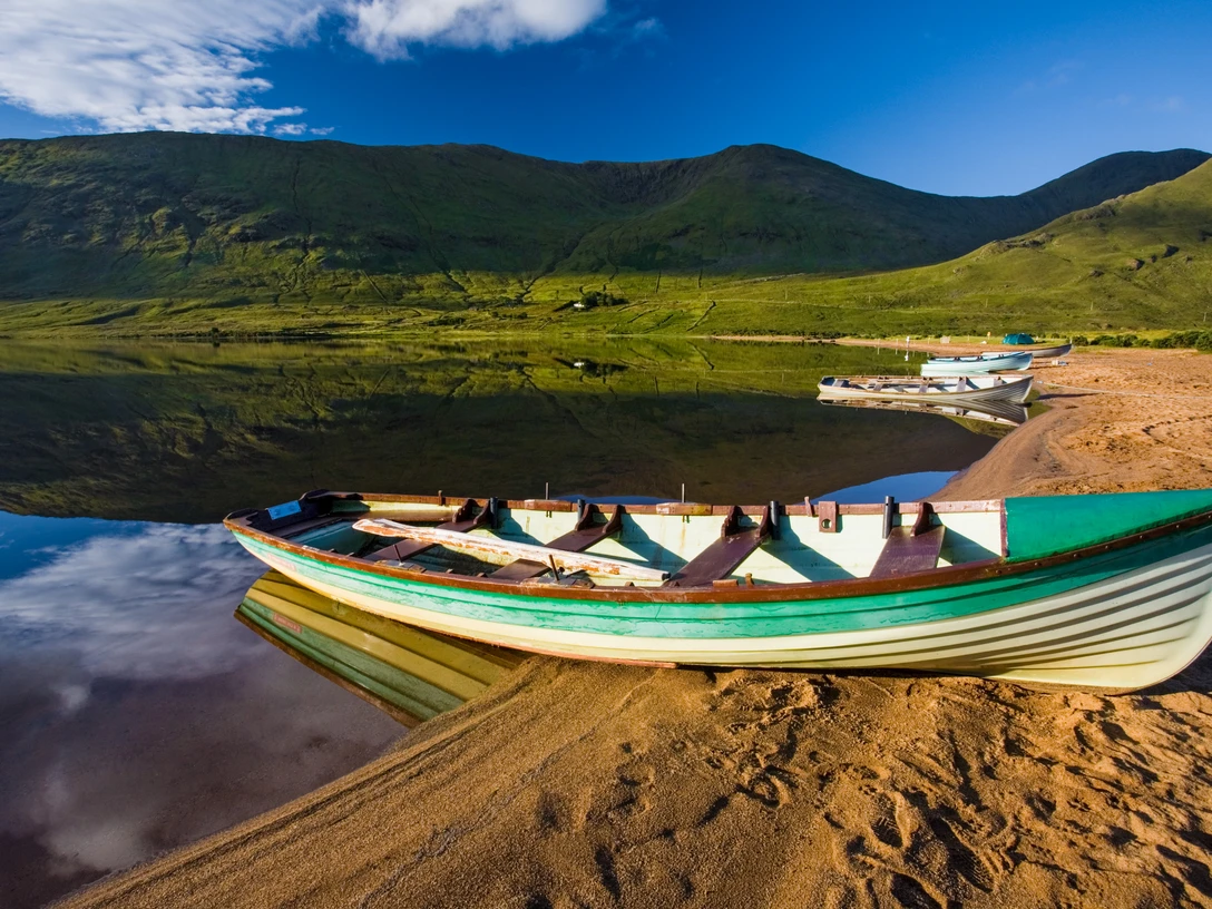 Boot am Ufer eines Sees in Connemara