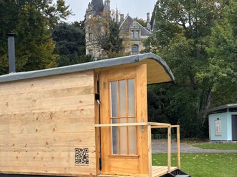 Saunaare in Hilterfingen, im Hintergrund das Schloss Hünegg