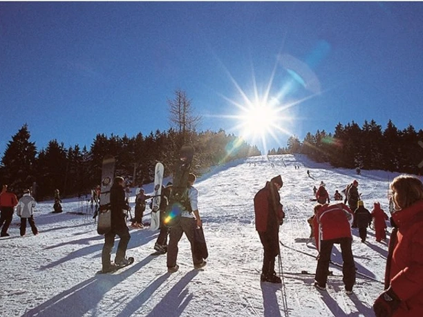 Skilift Unterstmatt mit blauem Himmel