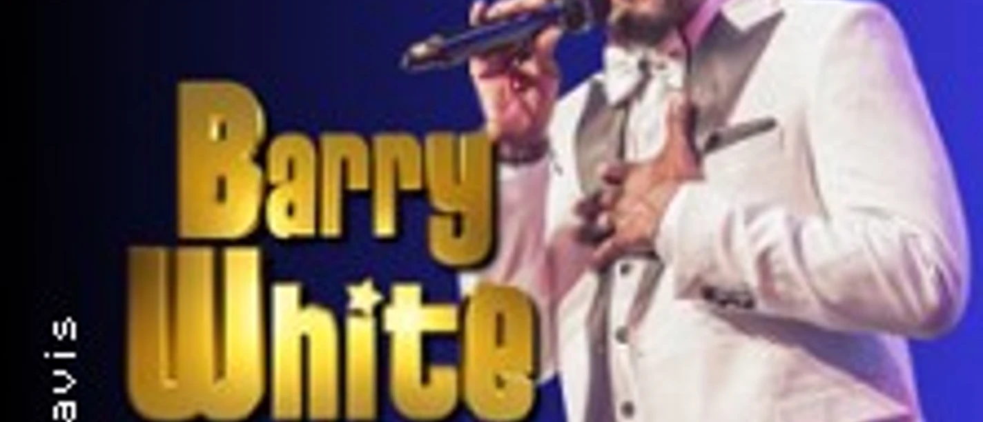 Barry White Tribute im Scheinwerferlicht, Sänger in weißem Anzug mit Mikrofon vor blauem Hintergrund.