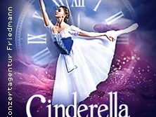 Balletttänzerin in weißem Kleid vor einer Uhr mit römischen Ziffern, "Cinderella" Schriftzug.