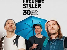 Drei Bandmitglieder von Sportfreunde Stiller vor einem neutralen Hintergrund.