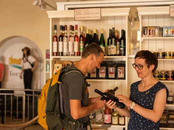 Touristen im Torgau Shop suchen passende Souvenirs aus