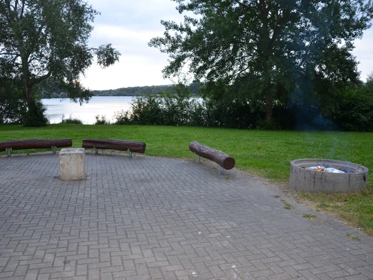 Grillplatz am Tauchereinstieg Salzgittersee - Westufer mit Schutzhütte