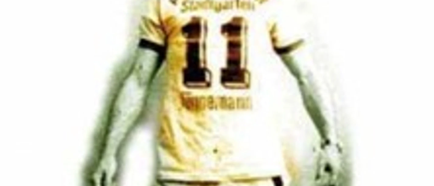 Ein lächelnder Mann im Retro-Fußballtrikot mit einem Fußball unter dem Fuß.