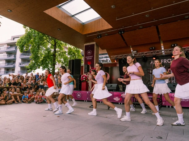 Performance of the Dance Kids at the Rose Festival