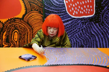 Yayoi Kusama working on My Eternal Soul (2009–21), 2017 Die Künstlerin Yayoi Kusama arbeitet konzentriert an ihrem farbenfrohen Gemälde.