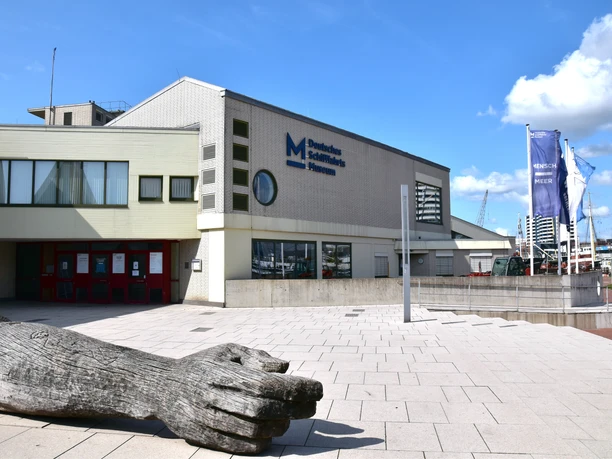 Deutsches Schifffahtsmuseum Museum_Aussengebaeude1_DSM (c) Niels Hollmeier_Erlebnis Bremerhaven.JPG Holzskulptur in Form einer Hand vor dem Deutschen Schifffahrtsmuseum.