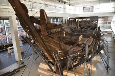 Deutsches Schifffahrtsmusem_Bremer_Kogge (c) Niels Hollmeier_DSM.JPG Wrack der Bremer Kogge im Deutschen Schifffahrtsmuseum, getragen von Metallstützen.