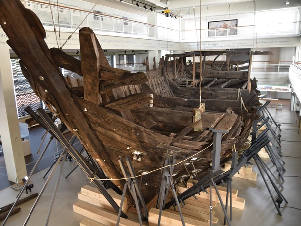 Deutsches Schifffahrtsmusem_Bremer_Kogge (c) Niels Hollmeier_DSM.JPG Wrack der Bremer Kogge im Deutschen Schifffahrtsmuseum, getragen von Metallstützen.