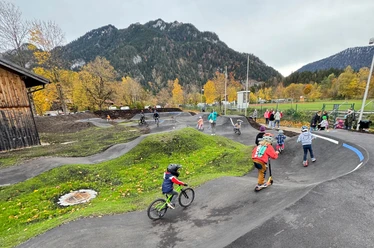 IMG_3556_a.jpg Kinder fahren mit Rädern und Rollern auf dem Pumptrack in Oberammergau