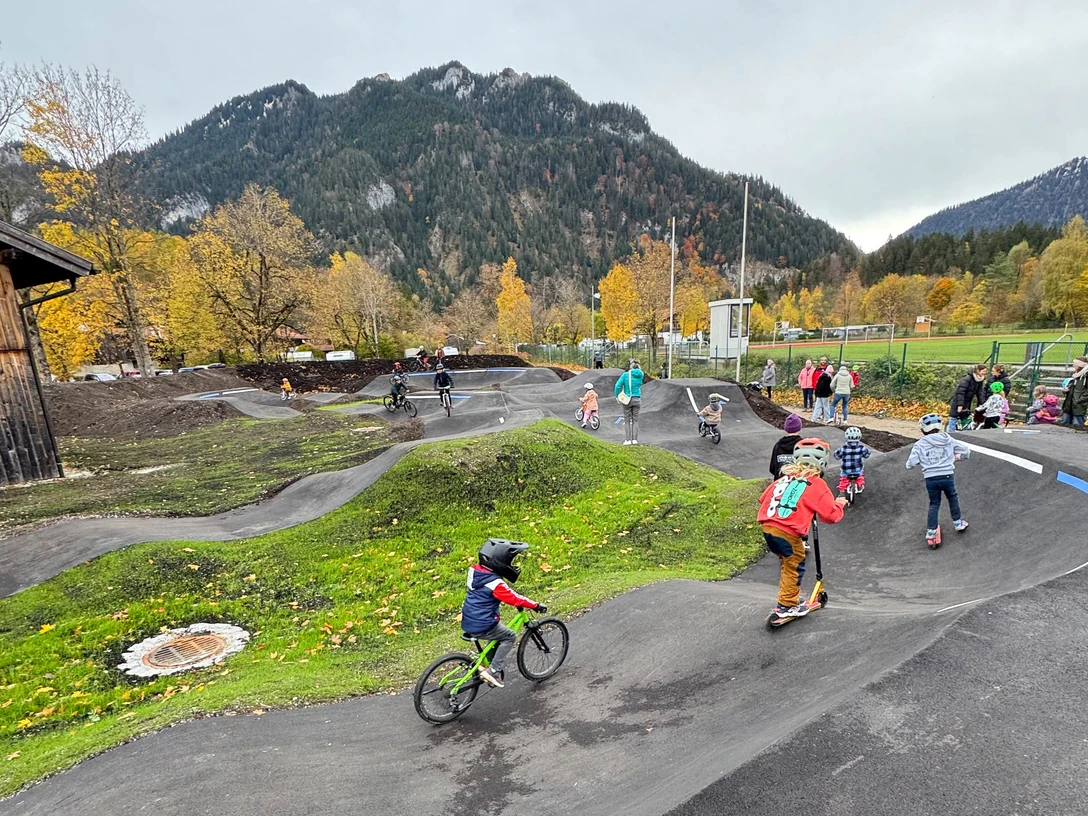 IMG_3556_a.jpg Kinder fahren mit Rädern und Rollern auf dem Pumptrack in Oberammergau