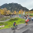 IMG_3556_a.jpg Kinder fahren mit Rädern und Rollern auf dem Pumptrack in Oberammergau