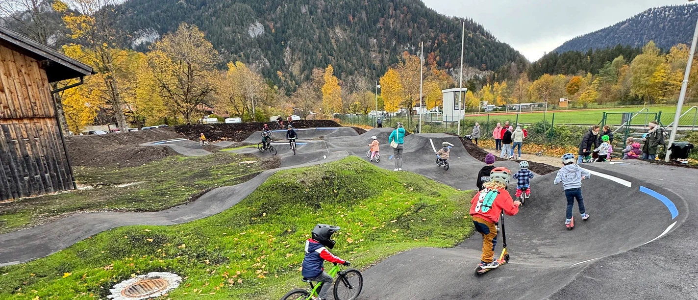 IMG_3556_a.jpg Kinder fahren mit Rädern und Rollern auf dem Pumptrack in Oberammergau