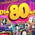 "Lieder unseres Lebens - die 80er" Buntes Plakat im 80er-Jahre-Stil mit Neonfarben, Musikmotiven und Porträts bekannter Künstler.