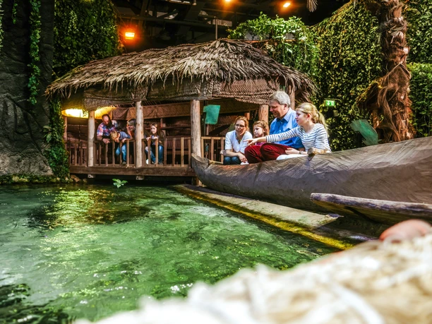 Klimahaus 1 - fotos-0096 (c) Markus Schwarze_Erlebnis Bremerhaven.jpg Familie betrachtet im Tropenbereich des Klimahauses Bremerhaven ein Wasserbecken aus einem Boot.