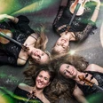 LA FINESSE Vier Musikerinnen liegen im Kreis auf dem Boden, halten Violinen und lächeln in die Kamera.
