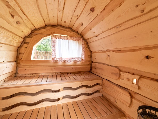 Innenansicht Sauna Zirkuswagen am Fluss