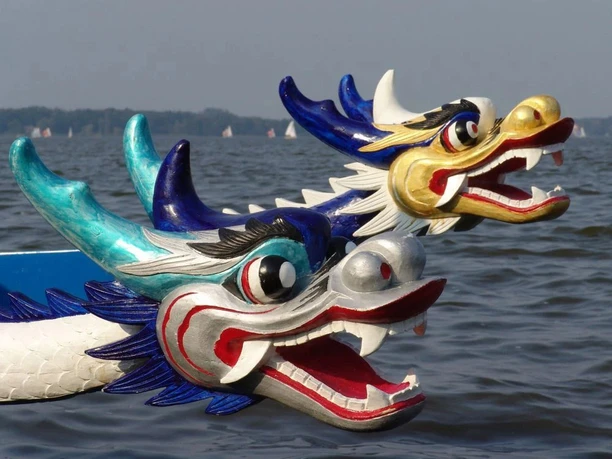 D.R.E.A.M. - Dragon boat tour Two colourful dragon heads at the bow of a dragon boat.