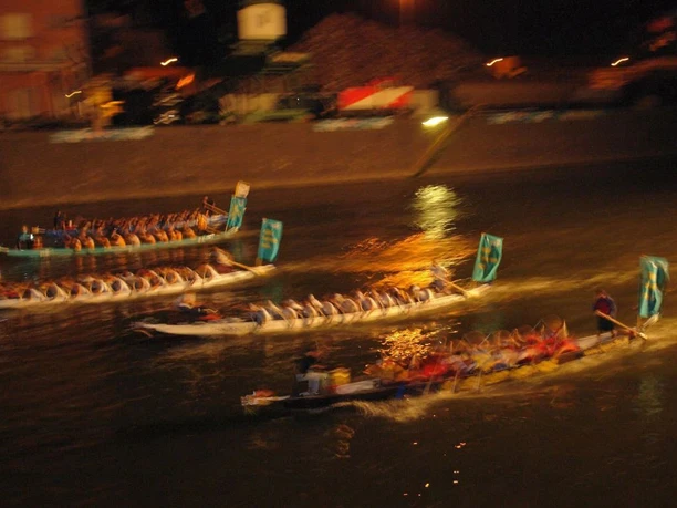D.R.E.A.M. - Dragon Boat Tour - Dragon Boat Race Four dragon boats race each other in the dark.