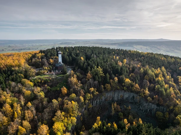Blick auf den Pöhlberg mit seinem Aussichtsturm