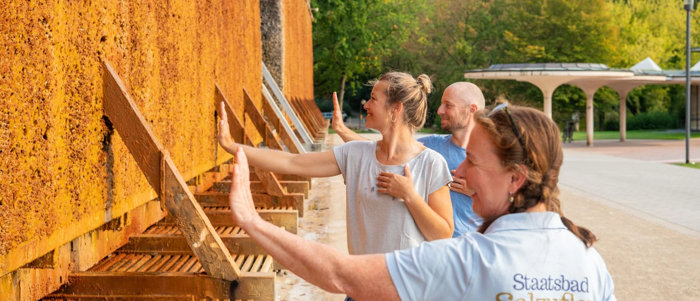 Gruppe bei Atemübungen am Gradierwerk im Kurpark Bad Salzuflen