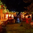 mSa Mobiler Weihnachtsmarkt Mobiler Weihnachtsmarkt mit gemütlichen Holzbuden, Lichterketten und Glühweinständen – stimmungsvolle Firmenweihnachtsfeier von mSa events im Außenbereich.Mobile Christmas market with cozy wooden stalls, fairy lights and mulled wine stands - atmospheric company Christmas party by mSa events in the outdoor area.