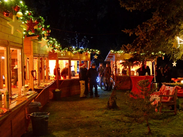 mSa Mobiler Weihnachtsmarkt Mobiler Weihnachtsmarkt mit gemütlichen Holzbuden, Lichterketten und Glühweinständen – stimmungsvolle Firmenweihnachtsfeier von mSa events im Außenbereich.