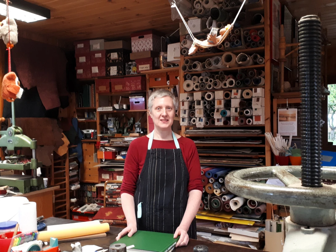 Buchbinderin Heide Suhl in ihrer Werkstatt.jpg