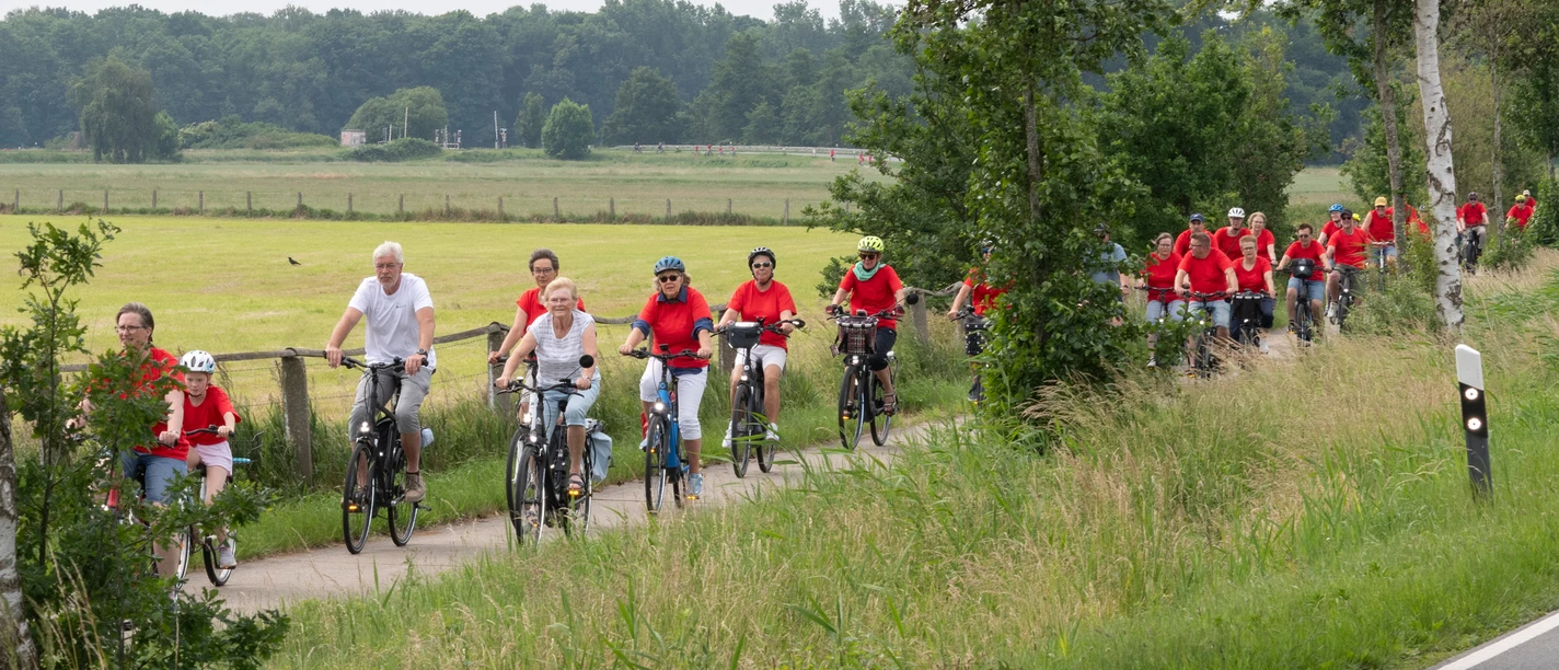 TdM 2025© U. Paschek_5181.jpg Tour de Marsch deelnemers in rode shirts op de fiets