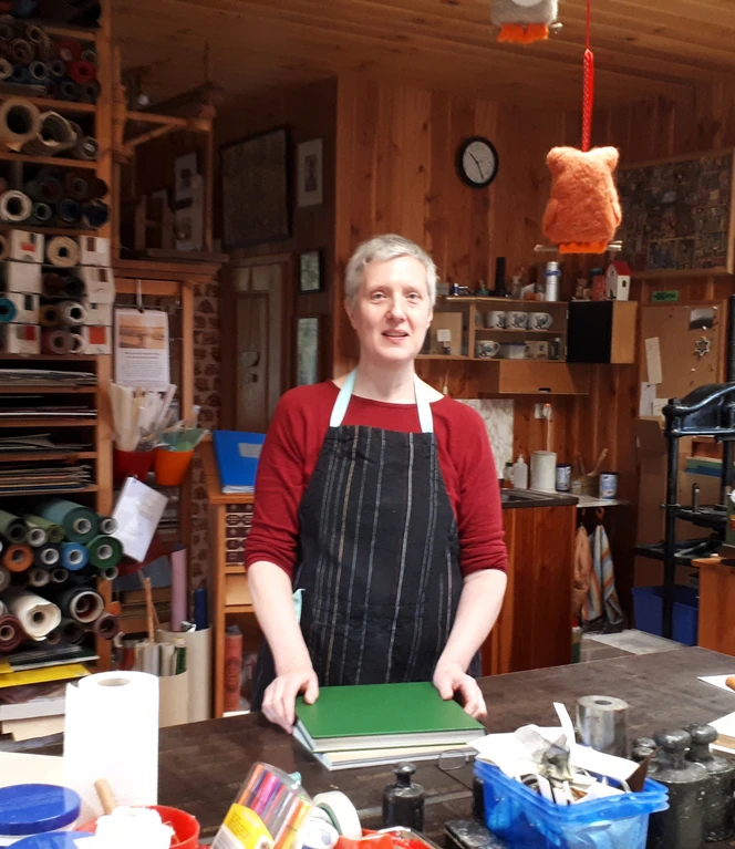 Buchbinderin Heide Suhl in ihrer Werkstatt in Hüven.jpg