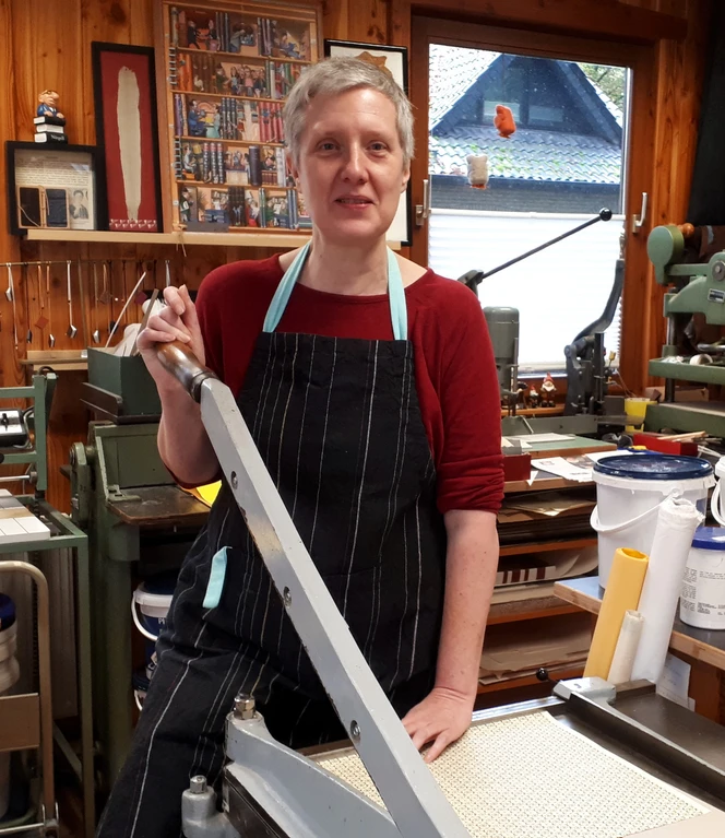 Buchbinderin Heide Suhl in ihrer Werkstatt in Hüven_2.jpg