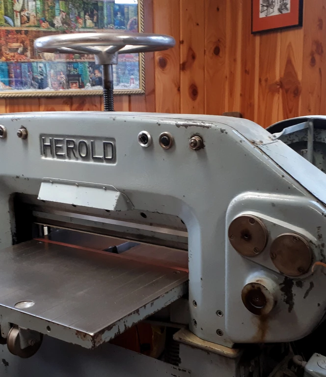 Schneidemaschine in der Buchbinderei .jpg