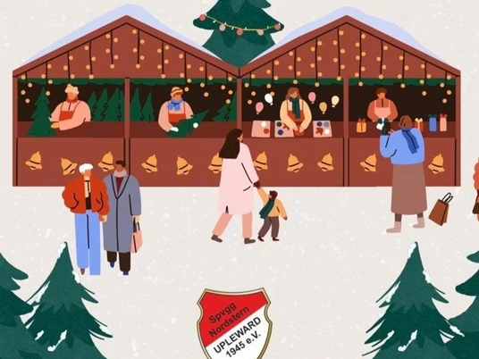 Plakat Weihnachtsmarkt Upleward Zu sehen sind gezeichnete Weihnachtsbuden mit Menschen davor und grünen Tannen. You can see drawn Christmas stalls with people in front of them and green fir trees.Man kan se opstillede juleboder med mennesker foran og grønne grantræer.Je ziet getekende kerstkraampjes met mensen ervoor en groene dennenbomen.