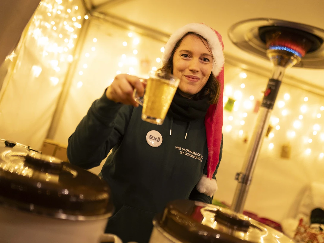 Sara Josef (Geschäftsführung Exil e.V.) - Osnabrück: Charity-Weihnachtsmarkt am Museumsgarten Museumsquartier Sara Josef (Geschäftsführung Exil e.V.) - Osnabrück: Charity-Weihnachtsmarkt am Museumsgarten MuseumsquartierSara Josef (Management Exil e.V.) - Osnabrück: Charity Christmas market at the Museumsgarten MuseumsquartierSara Josef (Management Exil e.V.) - Osnabrück: Velgørenhedsjulemarked i Museumsgarten MuseumsquartierSara Josef (Management Exil e.V.) - Osnabrück: Kerstmarkt voor het goede doel in de Museumsgarten Museumsquartier