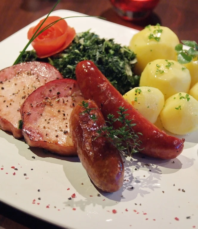 Grünkohl mit Kasseler und Kohlwurst – Essen im Emsland 06 ©Ute Müller (nordmedia).JPG