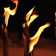Fackelumzug-Bad-Zwischenahn.jpg Brennende Fackeln leuchten in der Dunkelheit und werfen warmes Licht in die Nacht.