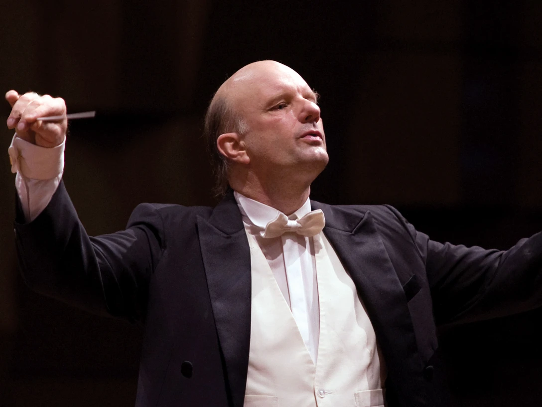 Volker Hartung der Dirigent der Jungen Philharmonie Köln Sollten Rollstuhlplätze gewünscht sein, setzen Sie sich im Vorfeld bitte mit der Tourist-Information in Verbindung!