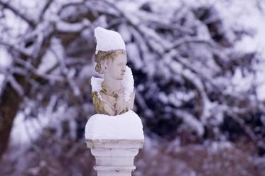 Bad Driburg-Gräflicher Park-Diotima im Schnee-Bad Driburger Touristik GmbH-Frank Grawe.jpg