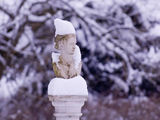 Bad Driburg-Gräflicher Park-Diotima im Schnee-Bad Driburger Touristik GmbH-Frank Grawe.jpg