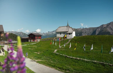 Familien am Wandern auf der Bettmeralp in der Aletsch Arena