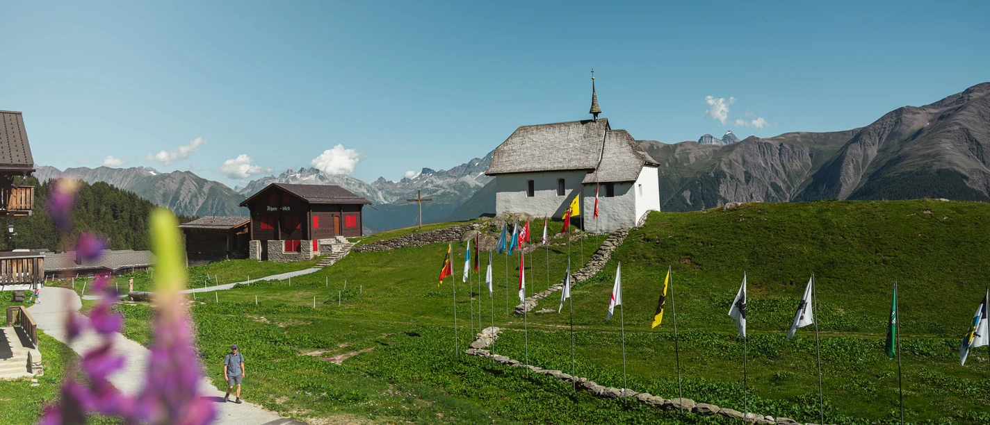 Familien am Wandern auf der Bettmeralp in der Aletsch Arena