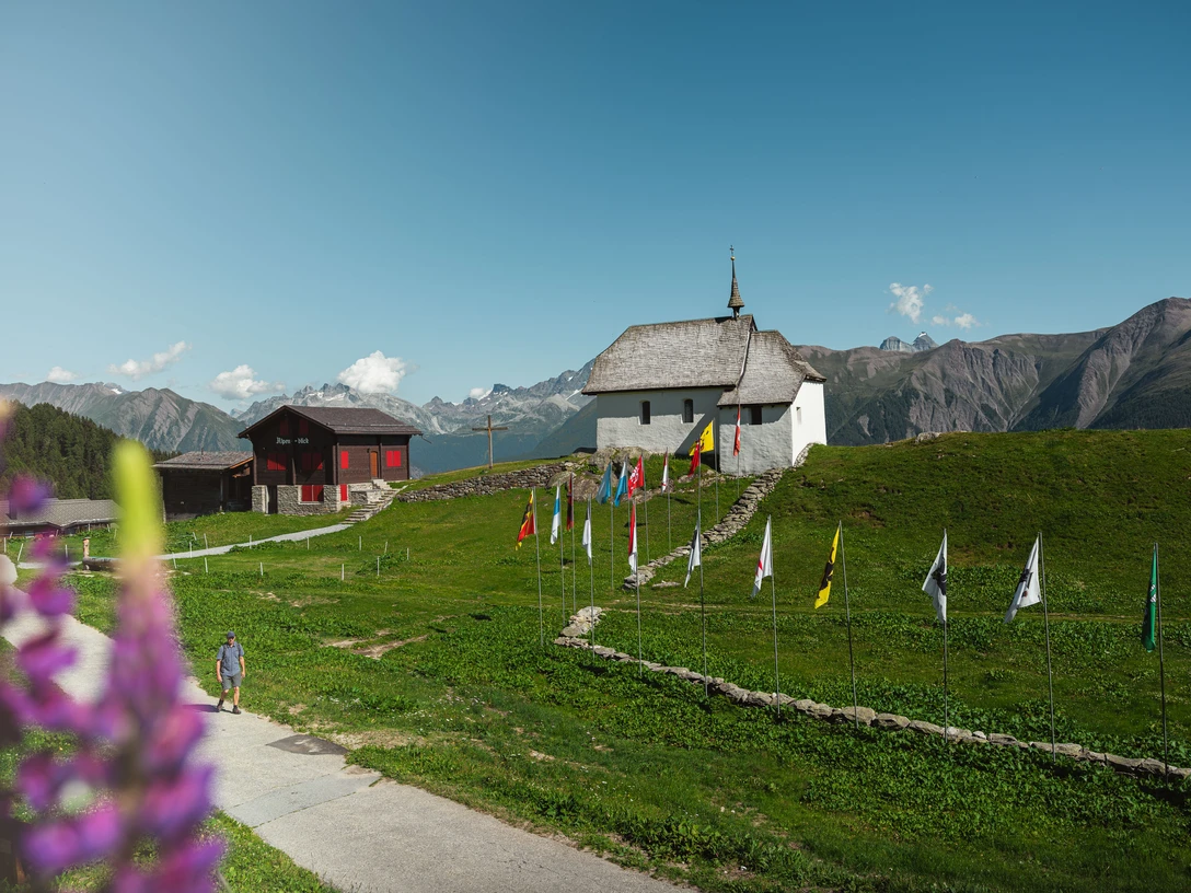 Familien am Wandern auf der Bettmeralp in der Aletsch Arena Familien am Wandern auf der Bettmeralp in der Aletsch Arena
