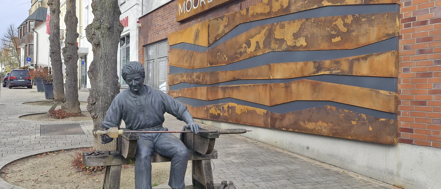 Glasmacherdenkmal vor Moorerlebniswelt.jpg