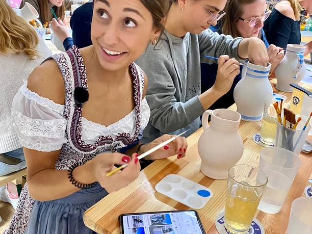 Paint your Bembel Creative Workshop - Painting Bembel A group painting jugs.