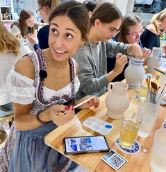 Paint your Bembel Kreativ Workshop - Bembel bemalen Eine Gruppe beim Bemalen von Bembeln.