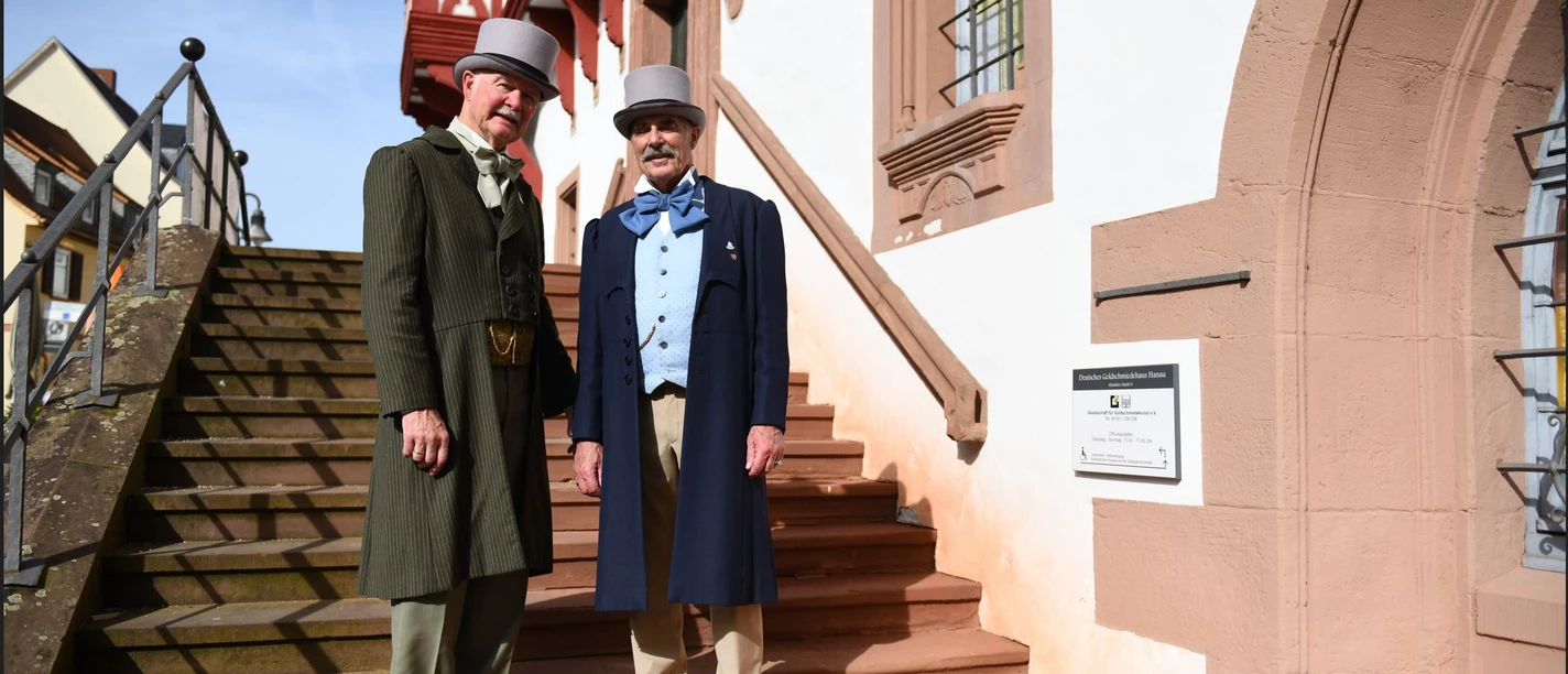 Die Brüder Grimm zeigen Ihre Geburtsstadt Zwei Herren in Kostümen der berühmten Brüder Jacob und Wilhelm Grimm.